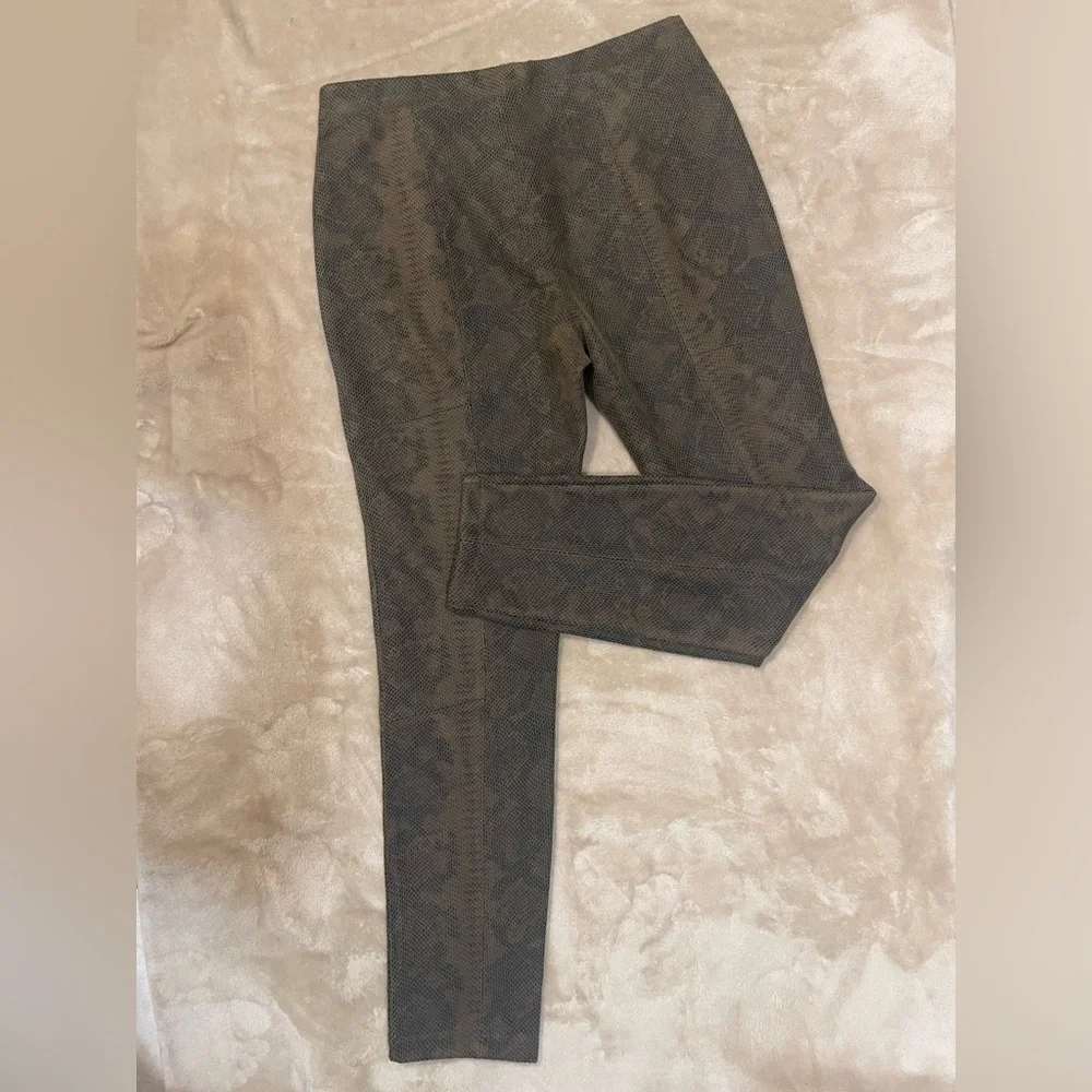 Philosophy Brown and Black Patterned Leggings
Faux leather size M - Picture 9 of 10